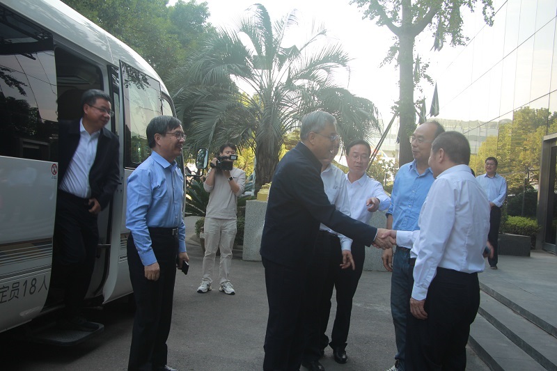 全國(guó)人大常委會(huì)委員、財(cái)經(jīng)委副主任委員郭樹清率領(lǐng)全國(guó)人大調(diào)研組蒞臨恒厚集團(tuán)寧波北歐工業(yè)園區(qū)開展調(diào)研